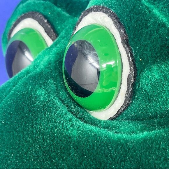 Russ Berrie Smooches Green Frog 10” Plush - Picture 4 of 10